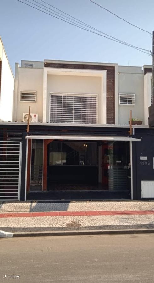 Casa 3 dormitórios para Locação em Balneário Camboriú / SC no bairro CENTRO