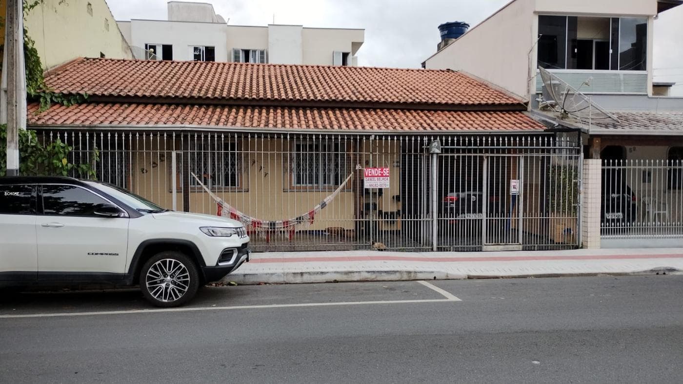 Casa 3 dormitórios para Venda em Balneário Camboriú / SC no bairro CENTRO
